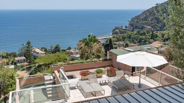 Villa moderne avec très belle vue mer, piscine, ascenseur et nombreuses terrasses