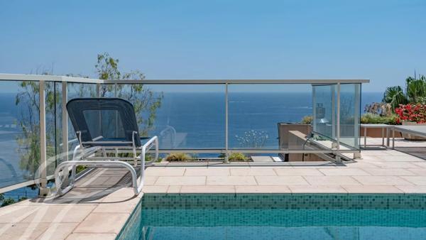 Villa moderne avec très belle vue mer, piscine, ascenseur et nombreuses terrasses