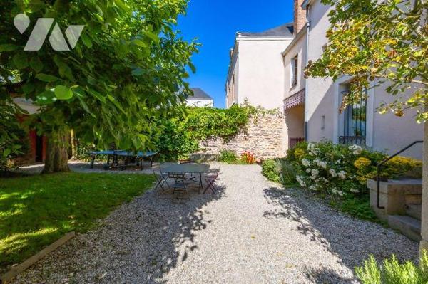 A VENDRE - RENNES (35) Quartier Thabor : Maison de caractère de 244 m² + jardin clos arboré.
C...