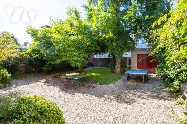 A VENDRE - RENNES (35) Quartier Thabor : Maison de caractère de 244 m² + jardin clos arboré.
C...