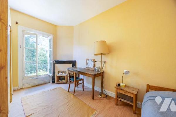 A VENDRE - RENNES (35) Quartier Thabor : Maison de caractère de 244 m² + jardin clos arboré.
C...