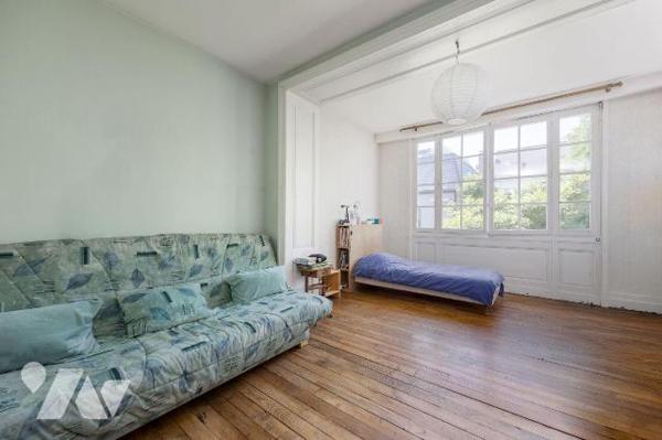 A VENDRE - RENNES (35) Quartier Thabor : Maison de caractère de 244 m² + jardin clos arboré.
C...