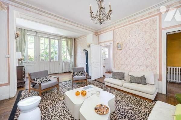 A VENDRE - RENNES (35) Quartier Thabor : Maison de caractère de 244 m² + jardin clos arboré.
C...