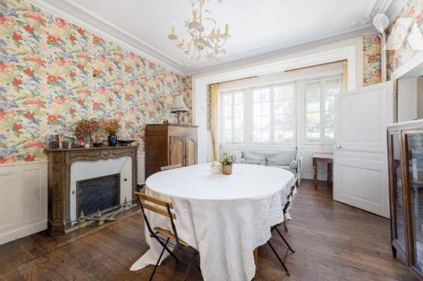 A VENDRE - RENNES (35) Quartier Thabor : Maison de caractère de 244 m² + jardin clos arboré.
C...