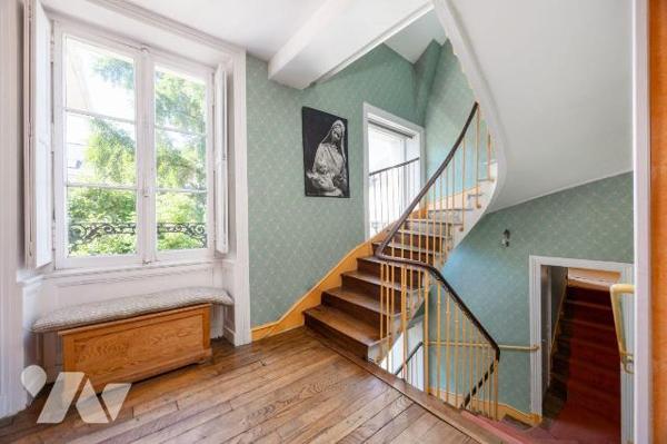 A VENDRE - RENNES (35) Quartier Thabor : Maison de caractère de 244 m² + jardin clos arboré.
C...