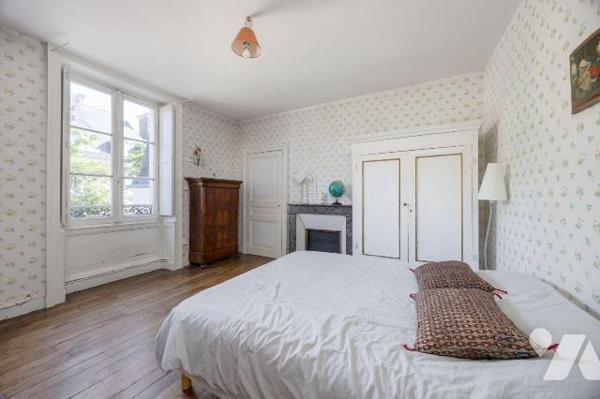 A VENDRE - RENNES (35) Quartier Thabor : Maison de caractère de 244 m² + jardin clos arboré.
C...