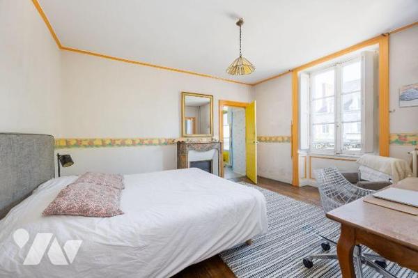 A VENDRE - RENNES (35) Quartier Thabor : Maison de caractère de 244 m² + jardin clos arboré.
C...