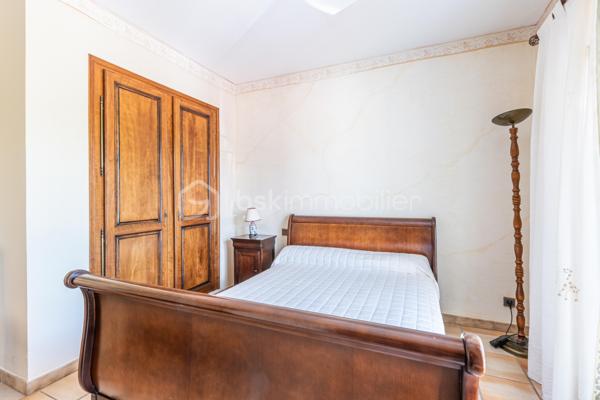 Entre les deux communes de TOULON - LA VALETTE DU VAR , je vous propose cette jolie maison de 7 pièces (dont 4 chambres) de 160 m2, au STYLE PROVENÇAL,  sur un terrain entièrement clôturé de 1250 m2 env. au CALME et SANS VIS A VIS.

Au RDC : une cuisine avec cellier, ouverte  sur une belle pièce à vivre de 50 m2 avec CHEMINÉE, disposant de 2 baies vitrées, 2 CHAMBRES, une sdb et un wc indépendant. 

A l'ETAGE : Un  BUREAU, une SUITE PARENTALE  de 20 m2 env. avec sa SDE/WC avec SOLARIUM

Pour vos AMIS,  votre FAMILLE, ou pour générer un revenu complémentaire, une chambre avec SDE/WC se situe à l'extérieur de la maison, en toute tranquillité.
Deux GARAGES avec portes électriques,  une CAVE, un GRENIER, Stationnement dans la propriété. 

Le JARDIN très bien pensé est aménagé avec goûts. L'ESPACE DETENTE offre une PISCINE chauffée avec pompe à chaleur , une CUISINE D'ÉTÉ offrant tout le confort, Barbecue, four à Pizza....Deux belles terrasses ombragées vous permettent une vue sur toute la propriété.
Le TERRAIN DE PETANQUE n'attend plus que vous.

Les enfants ne sont pas en reste avec cette jolie BATISSE EN PIERRE  digne des histoires de Marcel Pagnol.

Les + :
PANNEAUX SOLAIRES, CLIMATISATION, fenêtres DOUBLE VITRAGE, portail électrique, Fosse sceptique changée il y a 7 ans env. Thermostat dans toute la maison, DPE C, Chauff Fuel avec radiateurs et Thermostat- régulateur 
Proximité des ECOLES, COLLEGES, LYCÉE, et COMMERCES à moins de 2 kms. VUE DEGAGÉE
Du mobilier pourrait rester si besoin.

Idéale RESIDENCE PRINCIPALE ou SECONDAIRE 

Contact pour visite : Isabelle Bassac au 06 33 64 15 64 ou par mail i.bassac@bskimmobilier.com