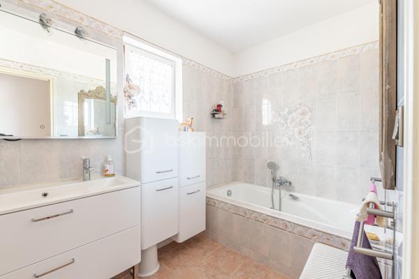 Entre les deux communes de TOULON - LA VALETTE DU VAR , je vous propose cette jolie maison de 7 pièces (dont 4 chambres) de 160 m2, au STYLE PROVENÇAL,  sur un terrain entièrement clôturé de 1250 m2 env. au CALME et SANS VIS A VIS.

Au RDC : une cuisine avec cellier, ouverte  sur une belle pièce à vivre de 50 m2 avec CHEMINÉE, disposant de 2 baies vitrées, 2 CHAMBRES, une sdb et un wc indépendant. 

A l'ETAGE : Un  BUREAU, une SUITE PARENTALE  de 20 m2 env. avec sa SDE/WC avec SOLARIUM

Pour vos AMIS,  votre FAMILLE, ou pour générer un revenu complémentaire, une chambre avec SDE/WC se situe à l'extérieur de la maison, en toute tranquillité.
Deux GARAGES avec portes électriques,  une CAVE, un GRENIER, Stationnement dans la propriété. 

Le JARDIN très bien pensé est aménagé avec goûts. L'ESPACE DETENTE offre une PISCINE chauffée avec pompe à chaleur , une CUISINE D'ÉTÉ offrant tout le confort, Barbecue, four à Pizza....Deux belles terrasses ombragées vous permettent une vue sur toute la propriété.
Le TERRAIN DE PETANQUE n'attend plus que vous.

Les enfants ne sont pas en reste avec cette jolie BATISSE EN PIERRE  digne des histoires de Marcel Pagnol.

Les + :
PANNEAUX SOLAIRES, CLIMATISATION, fenêtres DOUBLE VITRAGE, portail électrique, Fosse sceptique changée il y a 7 ans env. Thermostat dans toute la maison, DPE C, Chauff Fuel avec radiateurs et Thermostat- régulateur 
Proximité des ECOLES, COLLEGES, LYCÉE, et COMMERCES à moins de 2 kms. VUE DEGAGÉE
Du mobilier pourrait rester si besoin.

Idéale RESIDENCE PRINCIPALE ou SECONDAIRE 

Contact pour visite : Isabelle Bassac au 06 33 64 15 64 ou par mail i.bassac@bskimmobilier.com