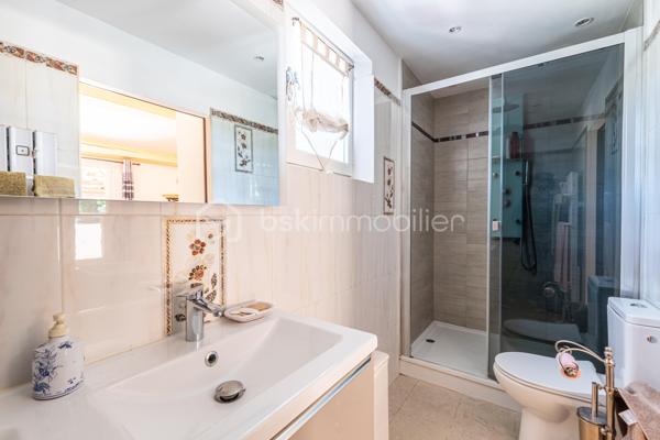 Entre les deux communes de TOULON - LA VALETTE DU VAR , je vous propose cette jolie maison de 7 pièces (dont 4 chambres) de 160 m2, au STYLE PROVENÇAL,  sur un terrain entièrement clôturé de 1250 m2 env. au CALME et SANS VIS A VIS.

Au RDC : une cuisine avec cellier, ouverte  sur une belle pièce à vivre de 50 m2 avec CHEMINÉE, disposant de 2 baies vitrées, 2 CHAMBRES, une sdb et un wc indépendant. 

A l'ETAGE : Un  BUREAU, une SUITE PARENTALE  de 20 m2 env. avec sa SDE/WC avec SOLARIUM

Pour vos AMIS,  votre FAMILLE, ou pour générer un revenu complémentaire, une chambre avec SDE/WC se situe à l'extérieur de la maison, en toute tranquillité.
Deux GARAGES avec portes électriques,  une CAVE, un GRENIER, Stationnement dans la propriété. 

Le JARDIN très bien pensé est aménagé avec goûts. L'ESPACE DETENTE offre une PISCINE chauffée avec pompe à chaleur , une CUISINE D'ÉTÉ offrant tout le confort, Barbecue, four à Pizza....Deux belles terrasses ombragées vous permettent une vue sur toute la propriété.
Le TERRAIN DE PETANQUE n'attend plus que vous.

Les enfants ne sont pas en reste avec cette jolie BATISSE EN PIERRE  digne des histoires de Marcel Pagnol.

Les + :
PANNEAUX SOLAIRES, CLIMATISATION, fenêtres DOUBLE VITRAGE, portail électrique, Fosse sceptique changée il y a 7 ans env. Thermostat dans toute la maison, DPE C, Chauff Fuel avec radiateurs et Thermostat- régulateur 
Proximité des ECOLES, COLLEGES, LYCÉE, et COMMERCES à moins de 2 kms. VUE DEGAGÉE
Du mobilier pourrait rester si besoin.

Idéale RESIDENCE PRINCIPALE ou SECONDAIRE 

Contact pour visite : Isabelle Bassac au 06 33 64 15 64 ou par mail i.bassac@bskimmobilier.com