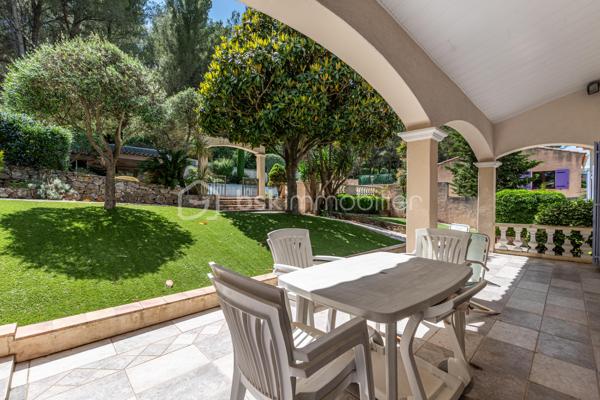 Entre les deux communes de TOULON - LA VALETTE DU VAR , je vous propose cette jolie maison de 7 pièces (dont 4 chambres) de 160 m2, au STYLE PROVENÇAL,  sur un terrain entièrement clôturé de 1250 m2 env. au CALME et SANS VIS A VIS.

Au RDC : une cuisine avec cellier, ouverte  sur une belle pièce à vivre de 50 m2 avec CHEMINÉE, disposant de 2 baies vitrées, 2 CHAMBRES, une sdb et un wc indépendant. 

A l'ETAGE : Un  BUREAU, une SUITE PARENTALE  de 20 m2 env. avec sa SDE/WC avec SOLARIUM

Pour vos AMIS,  votre FAMILLE, ou pour générer un revenu complémentaire, une chambre avec SDE/WC se situe à l'extérieur de la maison, en toute tranquillité.
Deux GARAGES avec portes électriques,  une CAVE, un GRENIER, Stationnement dans la propriété. 

Le JARDIN très bien pensé est aménagé avec goûts. L'ESPACE DETENTE offre une PISCINE chauffée avec pompe à chaleur , une CUISINE D'ÉTÉ offrant tout le confort, Barbecue, four à Pizza....Deux belles terrasses ombragées vous permettent une vue sur toute la propriété.
Le TERRAIN DE PETANQUE n'attend plus que vous.

Les enfants ne sont pas en reste avec cette jolie BATISSE EN PIERRE  digne des histoires de Marcel Pagnol.

Les + :
PANNEAUX SOLAIRES, CLIMATISATION, fenêtres DOUBLE VITRAGE, portail électrique, Fosse sceptique changée il y a 7 ans env. Thermostat dans toute la maison, DPE C, Chauff Fuel avec radiateurs et Thermostat- régulateur 
Proximité des ECOLES, COLLEGES, LYCÉE, et COMMERCES à moins de 2 kms. VUE DEGAGÉE
Du mobilier pourrait rester si besoin.

Idéale RESIDENCE PRINCIPALE ou SECONDAIRE 

Contact pour visite : Isabelle Bassac au 06 33 64 15 64 ou par mail i.bassac@bskimmobilier.com