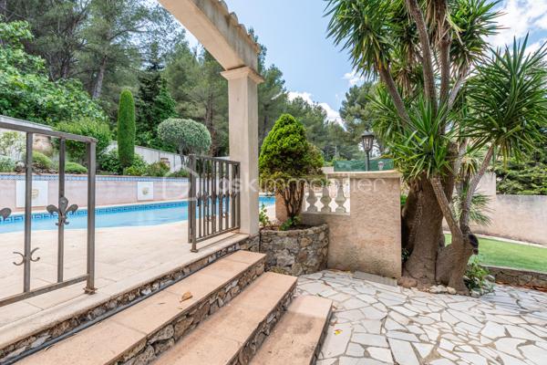 Entre les deux communes de TOULON - LA VALETTE DU VAR , je vous propose cette jolie maison de 7 pièces (dont 4 chambres) de 160 m2, au STYLE PROVENÇAL,  sur un terrain entièrement clôturé de 1250 m2 env. au CALME et SANS VIS A VIS.

Au RDC : une cuisine avec cellier, ouverte  sur une belle pièce à vivre de 50 m2 avec CHEMINÉE, disposant de 2 baies vitrées, 2 CHAMBRES, une sdb et un wc indépendant. 

A l'ETAGE : Un  BUREAU, une SUITE PARENTALE  de 20 m2 env. avec sa SDE/WC avec SOLARIUM

Pour vos AMIS,  votre FAMILLE, ou pour générer un revenu complémentaire, une chambre avec SDE/WC se situe à l'extérieur de la maison, en toute tranquillité.
Deux GARAGES avec portes électriques,  une CAVE, un GRENIER, Stationnement dans la propriété. 

Le JARDIN très bien pensé est aménagé avec goûts. L'ESPACE DETENTE offre une PISCINE chauffée avec pompe à chaleur , une CUISINE D'ÉTÉ offrant tout le confort, Barbecue, four à Pizza....Deux belles terrasses ombragées vous permettent une vue sur toute la propriété.
Le TERRAIN DE PETANQUE n'attend plus que vous.

Les enfants ne sont pas en reste avec cette jolie BATISSE EN PIERRE  digne des histoires de Marcel Pagnol.

Les + :
PANNEAUX SOLAIRES, CLIMATISATION, fenêtres DOUBLE VITRAGE, portail électrique, Fosse sceptique changée il y a 7 ans env. Thermostat dans toute la maison, DPE C, Chauff Fuel avec radiateurs et Thermostat- régulateur 
Proximité des ECOLES, COLLEGES, LYCÉE, et COMMERCES à moins de 2 kms. VUE DEGAGÉE
Du mobilier pourrait rester si besoin.

Idéale RESIDENCE PRINCIPALE ou SECONDAIRE 

Contact pour visite : Isabelle Bassac au 06 33 64 15 64 ou par mail i.bassac@bskimmobilier.com