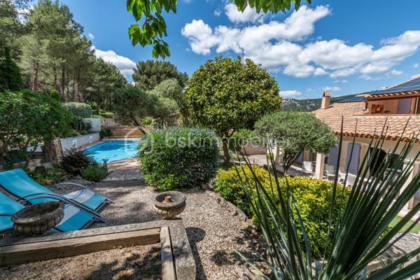 Entre les deux communes de TOULON - LA VALETTE DU VAR , je vous propose cette jolie maison de 7 pièces (dont 4 chambres) de 160 m2, au STYLE PROVENÇAL,  sur un terrain entièrement clôturé de 1250 m2 env. au CALME et SANS VIS A VIS.

Au RDC : une cuisine avec cellier, ouverte  sur une belle pièce à vivre de 50 m2 avec CHEMINÉE, disposant de 2 baies vitrées, 2 CHAMBRES, une sdb et un wc indépendant. 

A l'ETAGE : Un  BUREAU, une SUITE PARENTALE  de 20 m2 env. avec sa SDE/WC avec SOLARIUM

Pour vos AMIS,  votre FAMILLE, ou pour générer un revenu complémentaire, une chambre avec SDE/WC se situe à l'extérieur de la maison, en toute tranquillité.
Deux GARAGES avec portes électriques,  une CAVE, un GRENIER, Stationnement dans la propriété. 

Le JARDIN très bien pensé est aménagé avec goûts. L'ESPACE DETENTE offre une PISCINE chauffée avec pompe à chaleur , une CUISINE D'ÉTÉ offrant tout le confort, Barbecue, four à Pizza....Deux belles terrasses ombragées vous permettent une vue sur toute la propriété.
Le TERRAIN DE PETANQUE n'attend plus que vous.

Les enfants ne sont pas en reste avec cette jolie BATISSE EN PIERRE  digne des histoires de Marcel Pagnol.

Les + :
PANNEAUX SOLAIRES, CLIMATISATION, fenêtres DOUBLE VITRAGE, portail électrique, Fosse sceptique changée il y a 7 ans env. Thermostat dans toute la maison, DPE C, Chauff Fuel avec radiateurs et Thermostat- régulateur 
Proximité des ECOLES, COLLEGES, LYCÉE, et COMMERCES à moins de 2 kms. VUE DEGAGÉE
Du mobilier pourrait rester si besoin.

Idéale RESIDENCE PRINCIPALE ou SECONDAIRE 

Contact pour visite : Isabelle Bassac au 06 33 64 15 64 ou par mail i.bassac@bskimmobilier.com