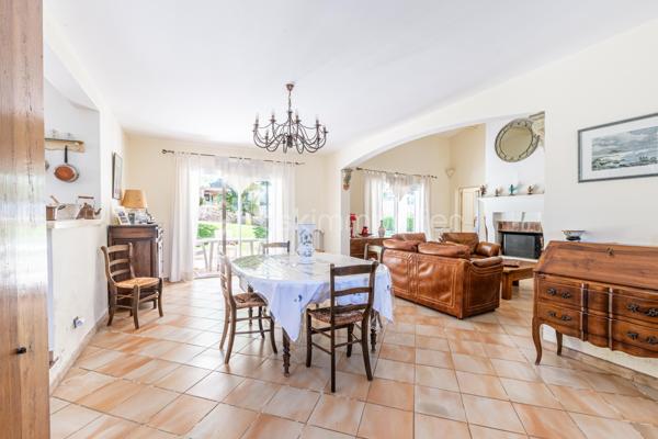 Entre les deux communes de TOULON - LA VALETTE DU VAR , je vous propose cette jolie maison de 7 pièces (dont 4 chambres) de 160 m2, au STYLE PROVENÇAL,  sur un terrain entièrement clôturé de 1250 m2 env. au CALME et SANS VIS A VIS.

Au RDC : une cuisine avec cellier, ouverte  sur une belle pièce à vivre de 50 m2 avec CHEMINÉE, disposant de 2 baies vitrées, 2 CHAMBRES, une sdb et un wc indépendant. 

A l'ETAGE : Un  BUREAU, une SUITE PARENTALE  de 20 m2 env. avec sa SDE/WC avec SOLARIUM

Pour vos AMIS,  votre FAMILLE, ou pour générer un revenu complémentaire, une chambre avec SDE/WC se situe à l'extérieur de la maison, en toute tranquillité.
Deux GARAGES avec portes électriques,  une CAVE, un GRENIER, Stationnement dans la propriété. 

Le JARDIN très bien pensé est aménagé avec goûts. L'ESPACE DETENTE offre une PISCINE chauffée avec pompe à chaleur , une CUISINE D'ÉTÉ offrant tout le confort, Barbecue, four à Pizza....Deux belles terrasses ombragées vous permettent une vue sur toute la propriété.
Le TERRAIN DE PETANQUE n'attend plus que vous.

Les enfants ne sont pas en reste avec cette jolie BATISSE EN PIERRE  digne des histoires de Marcel Pagnol.

Les + :
PANNEAUX SOLAIRES, CLIMATISATION, fenêtres DOUBLE VITRAGE, portail électrique, Fosse sceptique changée il y a 7 ans env. Thermostat dans toute la maison, DPE C, Chauff Fuel avec radiateurs et Thermostat- régulateur 
Proximité des ECOLES, COLLEGES, LYCÉE, et COMMERCES à moins de 2 kms. VUE DEGAGÉE
Du mobilier pourrait rester si besoin.

Idéale RESIDENCE PRINCIPALE ou SECONDAIRE 

Contact pour visite : Isabelle Bassac au 06 33 64 15 64 ou par mail i.bassac@bskimmobilier.com