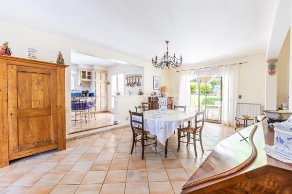Entre les deux communes de TOULON - LA VALETTE DU VAR , je vous propose cette jolie maison de 7 pièces (dont 4 chambres) de 160 m2, au STYLE PROVENÇAL,  sur un terrain entièrement clôturé de 1250 m2 env. au CALME et SANS VIS A VIS.

Au RDC : une cuisine avec cellier, ouverte  sur une belle pièce à vivre de 50 m2 avec CHEMINÉE, disposant de 2 baies vitrées, 2 CHAMBRES, une sdb et un wc indépendant. 

A l'ETAGE : Un  BUREAU, une SUITE PARENTALE  de 20 m2 env. avec sa SDE/WC avec SOLARIUM

Pour vos AMIS,  votre FAMILLE, ou pour générer un revenu complémentaire, une chambre avec SDE/WC se situe à l'extérieur de la maison, en toute tranquillité.
Deux GARAGES avec portes électriques,  une CAVE, un GRENIER, Stationnement dans la propriété. 

Le JARDIN très bien pensé est aménagé avec goûts. L'ESPACE DETENTE offre une PISCINE chauffée avec pompe à chaleur , une CUISINE D'ÉTÉ offrant tout le confort, Barbecue, four à Pizza....Deux belles terrasses ombragées vous permettent une vue sur toute la propriété.
Le TERRAIN DE PETANQUE n'attend plus que vous.

Les enfants ne sont pas en reste avec cette jolie BATISSE EN PIERRE  digne des histoires de Marcel Pagnol.

Les + :
PANNEAUX SOLAIRES, CLIMATISATION, fenêtres DOUBLE VITRAGE, portail électrique, Fosse sceptique changée il y a 7 ans env. Thermostat dans toute la maison, DPE C, Chauff Fuel avec radiateurs et Thermostat- régulateur 
Proximité des ECOLES, COLLEGES, LYCÉE, et COMMERCES à moins de 2 kms. VUE DEGAGÉE
Du mobilier pourrait rester si besoin.

Idéale RESIDENCE PRINCIPALE ou SECONDAIRE 

Contact pour visite : Isabelle Bassac au 06 33 64 15 64 ou par mail i.bassac@bskimmobilier.com