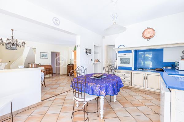Entre les deux communes de TOULON - LA VALETTE DU VAR , je vous propose cette jolie maison de 7 pièces (dont 4 chambres) de 160 m2, au STYLE PROVENÇAL,  sur un terrain entièrement clôturé de 1250 m2 env. au CALME et SANS VIS A VIS.

Au RDC : une cuisine avec cellier, ouverte  sur une belle pièce à vivre de 50 m2 avec CHEMINÉE, disposant de 2 baies vitrées, 2 CHAMBRES, une sdb et un wc indépendant. 

A l'ETAGE : Un  BUREAU, une SUITE PARENTALE  de 20 m2 env. avec sa SDE/WC avec SOLARIUM

Pour vos AMIS,  votre FAMILLE, ou pour générer un revenu complémentaire, une chambre avec SDE/WC se situe à l'extérieur de la maison, en toute tranquillité.
Deux GARAGES avec portes électriques,  une CAVE, un GRENIER, Stationnement dans la propriété. 

Le JARDIN très bien pensé est aménagé avec goûts. L'ESPACE DETENTE offre une PISCINE chauffée avec pompe à chaleur , une CUISINE D'ÉTÉ offrant tout le confort, Barbecue, four à Pizza....Deux belles terrasses ombragées vous permettent une vue sur toute la propriété.
Le TERRAIN DE PETANQUE n'attend plus que vous.

Les enfants ne sont pas en reste avec cette jolie BATISSE EN PIERRE  digne des histoires de Marcel Pagnol.

Les + :
PANNEAUX SOLAIRES, CLIMATISATION, fenêtres DOUBLE VITRAGE, portail électrique, Fosse sceptique changée il y a 7 ans env. Thermostat dans toute la maison, DPE C, Chauff Fuel avec radiateurs et Thermostat- régulateur 
Proximité des ECOLES, COLLEGES, LYCÉE, et COMMERCES à moins de 2 kms. VUE DEGAGÉE
Du mobilier pourrait rester si besoin.

Idéale RESIDENCE PRINCIPALE ou SECONDAIRE 

Contact pour visite : Isabelle Bassac au 06 33 64 15 64 ou par mail i.bassac@bskimmobilier.com