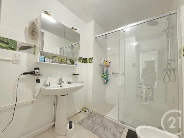Appartement T3 à vendre  3 pièces - 64,88 m 2   TOULON  - 83