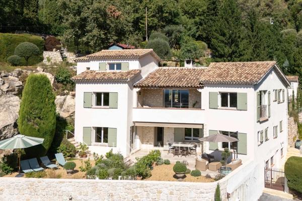 Propriété de caractère avec vue mer panoramique et accès privatif à une rivière