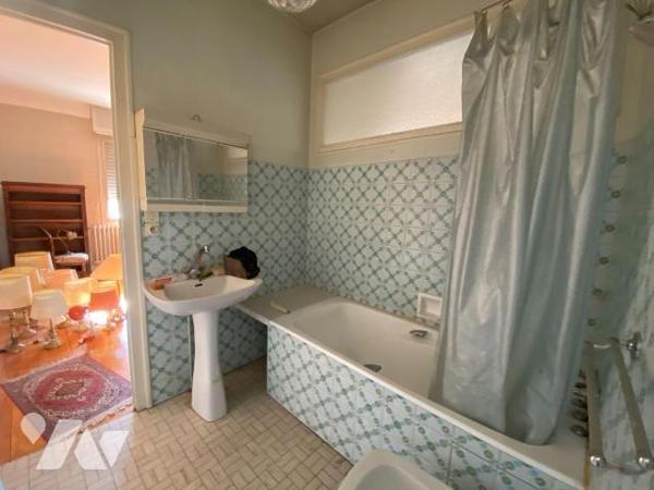 BORDEAUX SAINT GENES
Située rue de Pessac cette magnifique demeure bourgeoise avec éléments d'...