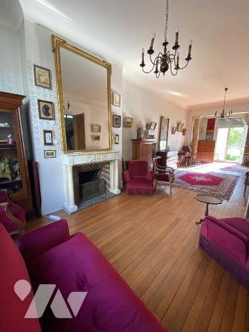 BORDEAUX SAINT GENES
Située rue de Pessac cette magnifique demeure bourgeoise avec éléments d'...