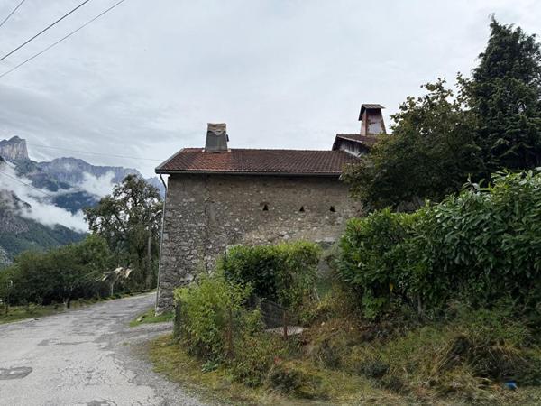 Ferme savoyarde coteau de MAGLAND 5 pièces , 220 000 euros