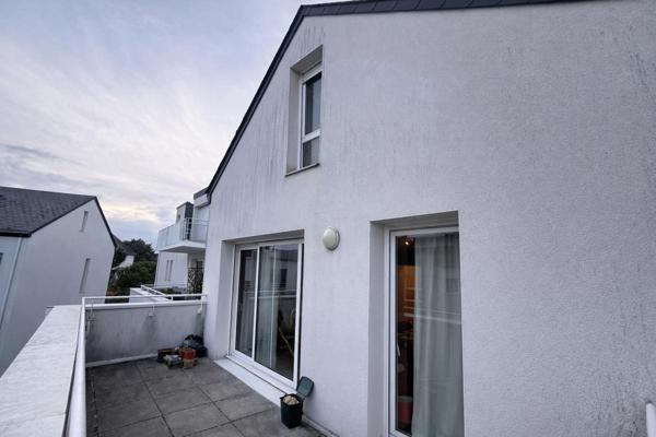SURZUR Appartement T3 en DUPLEX de 67,70 m2. Terrasse, garage fermé et parking. À pied du bourg