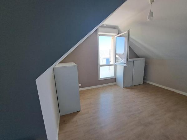 SURZUR Appartement T3 en DUPLEX de 67,70 m2. Terrasse, garage fermé et parking. À pied du bourg