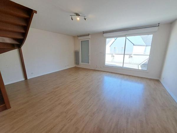 SURZUR Appartement T3 en DUPLEX de 67,70 m2. Terrasse, garage fermé et parking. À pied du bourg