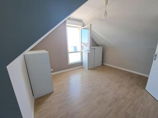 SURZUR Appartement T3 en DUPLEX de 67,70 m2. Terrasse, garage fermé et parking. À pied du bourg