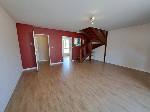SURZUR Appartement T3 en DUPLEX de 67,70 m2. Terrasse, garage fermé et parking. À pied du bourg
