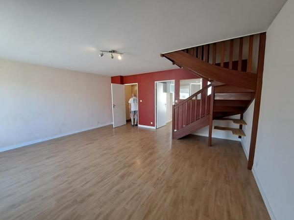 SURZUR Appartement T3 en DUPLEX de 67,70 m2. Terrasse, garage fermé et parking. À pied du bourg