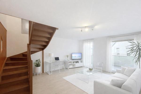 SURZUR Appartement T3 en DUPLEX de 67,70 m2. Terrasse, garage fermé et parking. À pied du bourg