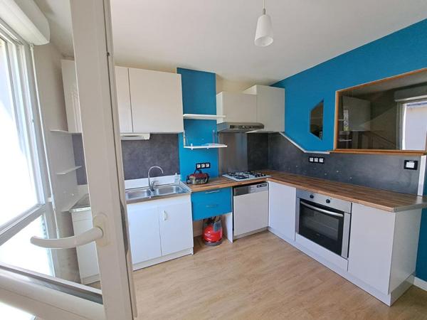 SURZUR Appartement T3 en DUPLEX de 67,70 m2. Terrasse, garage fermé et parking. À pied du bourg
