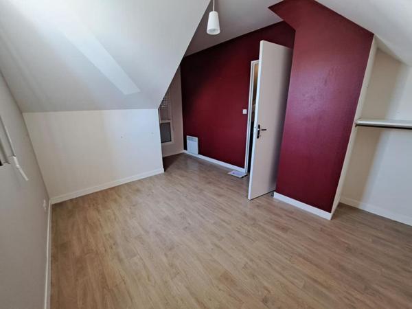 SURZUR Appartement T3 en DUPLEX de 67,70 m2. Terrasse, garage fermé et parking. À pied du bourg