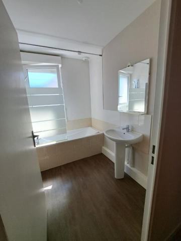 SURZUR Appartement T3 en DUPLEX de 67,70 m2. Terrasse, garage fermé et parking. À pied du bourg