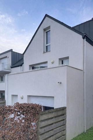 SURZUR Appartement T3 en DUPLEX de 67,70 m2. Terrasse, garage fermé et parking. À pied du bourg