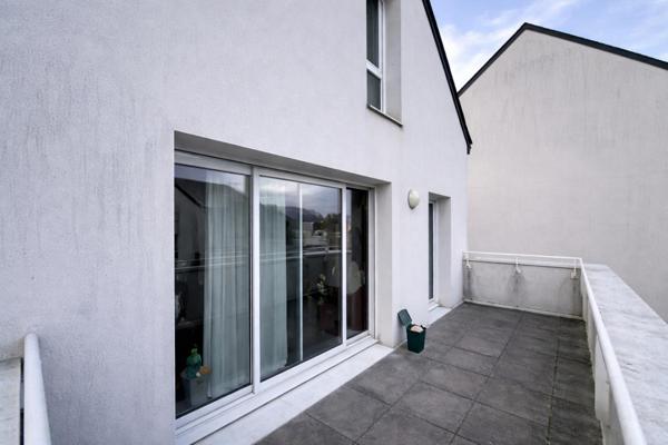 SURZUR Appartement T3 en DUPLEX de 67,70 m2. Terrasse, garage fermé et parking. À pied du bourg