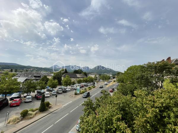 Au cœur de Cognin, à proximité immédiate des commerces, des écoles et des transports, découvrez ce bel appartement T4/5 traversant de 104 m², situé au 2ᵉ étage avec ascenseur d'une résidence sécurisée et bien entretenue.

Dès l'entrée, vous apprécierez ses beaux volumes et sa luminosité. Le double séjour s'ouvre sur un premier balcon offrant une vue dégagée, tandis que la cuisine indépendante, aménagée et équipée, bénéficie d'un second balcon avec loggia, idéal pour un espace buanderie ou de rangement.

L'espace nuit comprend :
- trois chambres, dont une belle chambre parentale avec dressing,
- une salle de bains,
- un WC indépendant,
- un hall d'entrée avec placards.

L'agencement actuel permet également de créer facilement une quatrième chambre, selon vos besoins.

Une cave électrifiée en sous-sol complète ce bien.

Les atouts:
- Appartement traversant de 104 m²
- Deux balcons
- Double séjour lumineux
- 3 chambres, dont une avec dressing
- Possibilité d'une 4ᵉ chambre
- Cuisine aménagée et équipée avec loggia
- Ascenseur
- Cave électrifiée
- Menuiseries double vitrage
- Fibre optique
- Résidence sécurisée
- Toutes les commodités accessibles à pied

Un appartement fonctionnel, offrant de beaux volumes et un fort potentiel d'aménagement, idéal pour une famille à la recherche d'un cadre de vie pratique et agréable.

Informations complémentaires
Copropriété de 16 lots
Aucune procédure en cours
Taxe foncière : 1 334 €
DPE : E / GES : E

Prix : 219 000 € (Honoraires à la charge du vendeur)