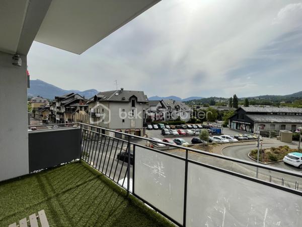 Au cœur de Cognin, à proximité immédiate des commerces, des écoles et des transports, découvrez ce bel appartement T4/5 traversant de 104 m², situé au 2ᵉ étage avec ascenseur d'une résidence sécurisée et bien entretenue.

Dès l'entrée, vous apprécierez ses beaux volumes et sa luminosité. Le double séjour s'ouvre sur un premier balcon offrant une vue dégagée, tandis que la cuisine indépendante, aménagée et équipée, bénéficie d'un second balcon avec loggia, idéal pour un espace buanderie ou de rangement.

L'espace nuit comprend :
- trois chambres, dont une belle chambre parentale avec dressing,
- une salle de bains,
- un WC indépendant,
- un hall d'entrée avec placards.

L'agencement actuel permet également de créer facilement une quatrième chambre, selon vos besoins.

Une cave électrifiée en sous-sol complète ce bien.

Les atouts:
- Appartement traversant de 104 m²
- Deux balcons
- Double séjour lumineux
- 3 chambres, dont une avec dressing
- Possibilité d'une 4ᵉ chambre
- Cuisine aménagée et équipée avec loggia
- Ascenseur
- Cave électrifiée
- Menuiseries double vitrage
- Fibre optique
- Résidence sécurisée
- Toutes les commodités accessibles à pied

Un appartement fonctionnel, offrant de beaux volumes et un fort potentiel d'aménagement, idéal pour une famille à la recherche d'un cadre de vie pratique et agréable.

Informations complémentaires
Copropriété de 16 lots
Aucune procédure en cours
Taxe foncière : 1 334 €
DPE : E / GES : E

Prix : 219 000 € (Honoraires à la charge du vendeur)