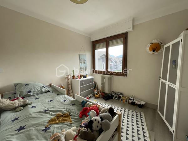Au cœur de Cognin, à proximité immédiate des commerces, des écoles et des transports, découvrez ce bel appartement T4/5 traversant de 104 m², situé au 2ᵉ étage avec ascenseur d'une résidence sécurisée et bien entretenue.

Dès l'entrée, vous apprécierez ses beaux volumes et sa luminosité. Le double séjour s'ouvre sur un premier balcon offrant une vue dégagée, tandis que la cuisine indépendante, aménagée et équipée, bénéficie d'un second balcon avec loggia, idéal pour un espace buanderie ou de rangement.

L'espace nuit comprend :
- trois chambres, dont une belle chambre parentale avec dressing,
- une salle de bains,
- un WC indépendant,
- un hall d'entrée avec placards.

L'agencement actuel permet également de créer facilement une quatrième chambre, selon vos besoins.

Une cave électrifiée en sous-sol complète ce bien.

Les atouts:
- Appartement traversant de 104 m²
- Deux balcons
- Double séjour lumineux
- 3 chambres, dont une avec dressing
- Possibilité d'une 4ᵉ chambre
- Cuisine aménagée et équipée avec loggia
- Ascenseur
- Cave électrifiée
- Menuiseries double vitrage
- Fibre optique
- Résidence sécurisée
- Toutes les commodités accessibles à pied

Un appartement fonctionnel, offrant de beaux volumes et un fort potentiel d'aménagement, idéal pour une famille à la recherche d'un cadre de vie pratique et agréable.

Informations complémentaires
Copropriété de 16 lots
Aucune procédure en cours
Taxe foncière : 1 334 €
DPE : E / GES : E

Prix : 219 000 € (Honoraires à la charge du vendeur)