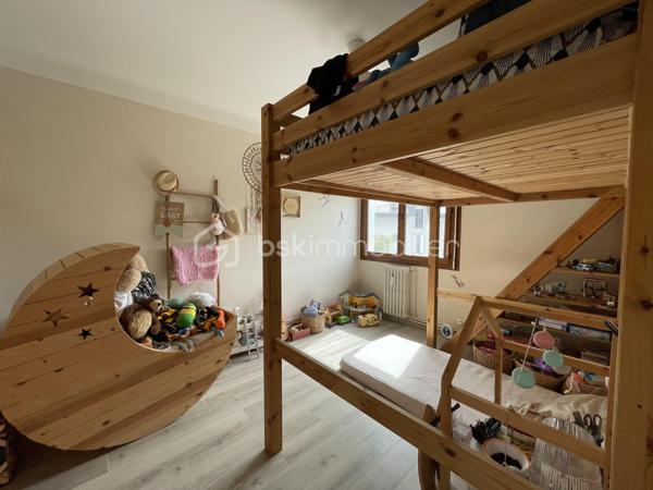 Au cœur de Cognin, à proximité immédiate des commerces, des écoles et des transports, découvrez ce bel appartement T4/5 traversant de 104 m², situé au 2ᵉ étage avec ascenseur d'une résidence sécurisée et bien entretenue.

Dès l'entrée, vous apprécierez ses beaux volumes et sa luminosité. Le double séjour s'ouvre sur un premier balcon offrant une vue dégagée, tandis que la cuisine indépendante, aménagée et équipée, bénéficie d'un second balcon avec loggia, idéal pour un espace buanderie ou de rangement.

L'espace nuit comprend :
- trois chambres, dont une belle chambre parentale avec dressing,
- une salle de bains,
- un WC indépendant,
- un hall d'entrée avec placards.

L'agencement actuel permet également de créer facilement une quatrième chambre, selon vos besoins.

Une cave électrifiée en sous-sol complète ce bien.

Les atouts:
- Appartement traversant de 104 m²
- Deux balcons
- Double séjour lumineux
- 3 chambres, dont une avec dressing
- Possibilité d'une 4ᵉ chambre
- Cuisine aménagée et équipée avec loggia
- Ascenseur
- Cave électrifiée
- Menuiseries double vitrage
- Fibre optique
- Résidence sécurisée
- Toutes les commodités accessibles à pied

Un appartement fonctionnel, offrant de beaux volumes et un fort potentiel d'aménagement, idéal pour une famille à la recherche d'un cadre de vie pratique et agréable.

Informations complémentaires
Copropriété de 16 lots
Aucune procédure en cours
Taxe foncière : 1 334 €
DPE : E / GES : E

Prix : 219 000 € (Honoraires à la charge du vendeur)