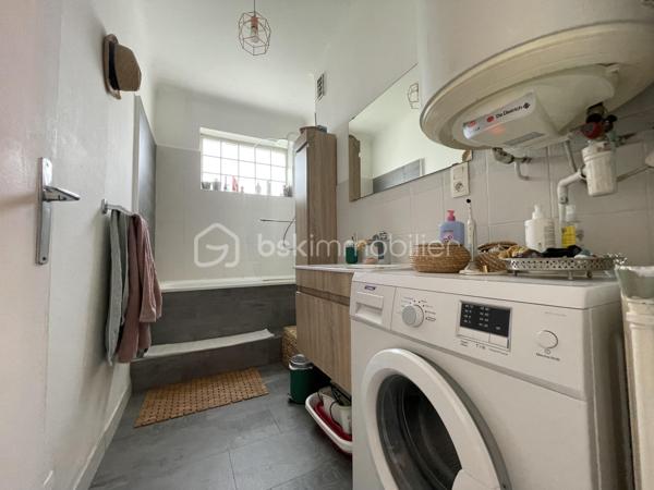 Au cœur de Cognin, à proximité immédiate des commerces, des écoles et des transports, découvrez ce bel appartement T4/5 traversant de 104 m², situé au 2ᵉ étage avec ascenseur d'une résidence sécurisée et bien entretenue.

Dès l'entrée, vous apprécierez ses beaux volumes et sa luminosité. Le double séjour s'ouvre sur un premier balcon offrant une vue dégagée, tandis que la cuisine indépendante, aménagée et équipée, bénéficie d'un second balcon avec loggia, idéal pour un espace buanderie ou de rangement.

L'espace nuit comprend :
- trois chambres, dont une belle chambre parentale avec dressing,
- une salle de bains,
- un WC indépendant,
- un hall d'entrée avec placards.

L'agencement actuel permet également de créer facilement une quatrième chambre, selon vos besoins.

Une cave électrifiée en sous-sol complète ce bien.

Les atouts:
- Appartement traversant de 104 m²
- Deux balcons
- Double séjour lumineux
- 3 chambres, dont une avec dressing
- Possibilité d'une 4ᵉ chambre
- Cuisine aménagée et équipée avec loggia
- Ascenseur
- Cave électrifiée
- Menuiseries double vitrage
- Fibre optique
- Résidence sécurisée
- Toutes les commodités accessibles à pied

Un appartement fonctionnel, offrant de beaux volumes et un fort potentiel d'aménagement, idéal pour une famille à la recherche d'un cadre de vie pratique et agréable.

Informations complémentaires
Copropriété de 16 lots
Aucune procédure en cours
Taxe foncière : 1 334 €
DPE : E / GES : E

Prix : 219 000 € (Honoraires à la charge du vendeur)
