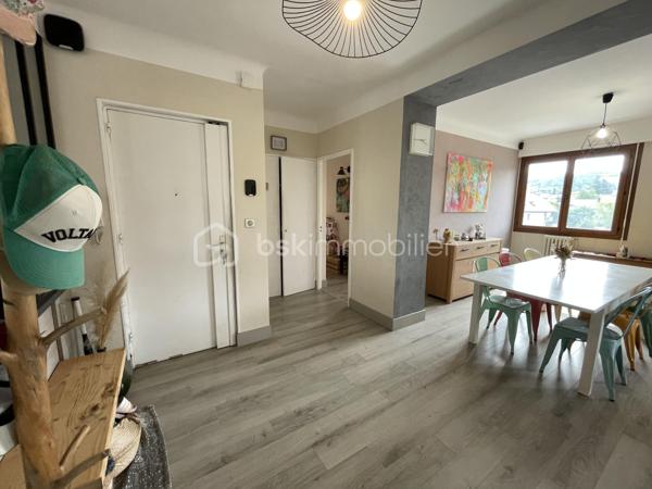 Au cœur de Cognin, à proximité immédiate des commerces, des écoles et des transports, découvrez ce bel appartement T4/5 traversant de 104 m², situé au 2ᵉ étage avec ascenseur d'une résidence sécurisée et bien entretenue.

Dès l'entrée, vous apprécierez ses beaux volumes et sa luminosité. Le double séjour s'ouvre sur un premier balcon offrant une vue dégagée, tandis que la cuisine indépendante, aménagée et équipée, bénéficie d'un second balcon avec loggia, idéal pour un espace buanderie ou de rangement.

L'espace nuit comprend :
- trois chambres, dont une belle chambre parentale avec dressing,
- une salle de bains,
- un WC indépendant,
- un hall d'entrée avec placards.

L'agencement actuel permet également de créer facilement une quatrième chambre, selon vos besoins.

Une cave électrifiée en sous-sol complète ce bien.

Les atouts:
- Appartement traversant de 104 m²
- Deux balcons
- Double séjour lumineux
- 3 chambres, dont une avec dressing
- Possibilité d'une 4ᵉ chambre
- Cuisine aménagée et équipée avec loggia
- Ascenseur
- Cave électrifiée
- Menuiseries double vitrage
- Fibre optique
- Résidence sécurisée
- Toutes les commodités accessibles à pied

Un appartement fonctionnel, offrant de beaux volumes et un fort potentiel d'aménagement, idéal pour une famille à la recherche d'un cadre de vie pratique et agréable.

Informations complémentaires
Copropriété de 16 lots
Aucune procédure en cours
Taxe foncière : 1 334 €
DPE : E / GES : E

Prix : 219 000 € (Honoraires à la charge du vendeur)