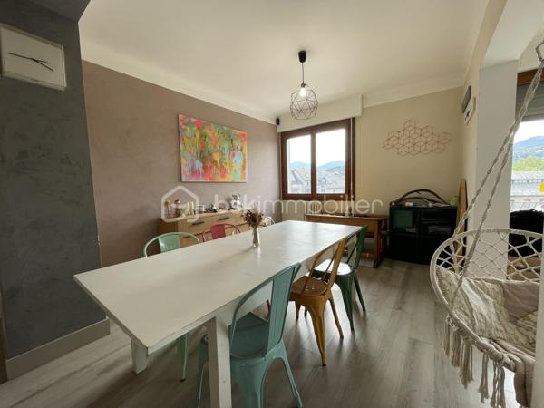 Au cœur de Cognin, à proximité immédiate des commerces, des écoles et des transports, découvrez ce bel appartement T4/5 traversant de 104 m², situé au 2ᵉ étage avec ascenseur d'une résidence sécurisée et bien entretenue.

Dès l'entrée, vous apprécierez ses beaux volumes et sa luminosité. Le double séjour s'ouvre sur un premier balcon offrant une vue dégagée, tandis que la cuisine indépendante, aménagée et équipée, bénéficie d'un second balcon avec loggia, idéal pour un espace buanderie ou de rangement.

L'espace nuit comprend :
- trois chambres, dont une belle chambre parentale avec dressing,
- une salle de bains,
- un WC indépendant,
- un hall d'entrée avec placards.

L'agencement actuel permet également de créer facilement une quatrième chambre, selon vos besoins.

Une cave électrifiée en sous-sol complète ce bien.

Les atouts:
- Appartement traversant de 104 m²
- Deux balcons
- Double séjour lumineux
- 3 chambres, dont une avec dressing
- Possibilité d'une 4ᵉ chambre
- Cuisine aménagée et équipée avec loggia
- Ascenseur
- Cave électrifiée
- Menuiseries double vitrage
- Fibre optique
- Résidence sécurisée
- Toutes les commodités accessibles à pied

Un appartement fonctionnel, offrant de beaux volumes et un fort potentiel d'aménagement, idéal pour une famille à la recherche d'un cadre de vie pratique et agréable.

Informations complémentaires
Copropriété de 16 lots
Aucune procédure en cours
Taxe foncière : 1 334 €
DPE : E / GES : E

Prix : 219 000 € (Honoraires à la charge du vendeur)