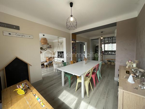 Au cœur de Cognin, à proximité immédiate des commerces, des écoles et des transports, découvrez ce bel appartement T4/5 traversant de 104 m², situé au 2ᵉ étage avec ascenseur d'une résidence sécurisée et bien entretenue.

Dès l'entrée, vous apprécierez ses beaux volumes et sa luminosité. Le double séjour s'ouvre sur un premier balcon offrant une vue dégagée, tandis que la cuisine indépendante, aménagée et équipée, bénéficie d'un second balcon avec loggia, idéal pour un espace buanderie ou de rangement.

L'espace nuit comprend :
- trois chambres, dont une belle chambre parentale avec dressing,
- une salle de bains,
- un WC indépendant,
- un hall d'entrée avec placards.

L'agencement actuel permet également de créer facilement une quatrième chambre, selon vos besoins.

Une cave électrifiée en sous-sol complète ce bien.

Les atouts:
- Appartement traversant de 104 m²
- Deux balcons
- Double séjour lumineux
- 3 chambres, dont une avec dressing
- Possibilité d'une 4ᵉ chambre
- Cuisine aménagée et équipée avec loggia
- Ascenseur
- Cave électrifiée
- Menuiseries double vitrage
- Fibre optique
- Résidence sécurisée
- Toutes les commodités accessibles à pied

Un appartement fonctionnel, offrant de beaux volumes et un fort potentiel d'aménagement, idéal pour une famille à la recherche d'un cadre de vie pratique et agréable.

Informations complémentaires
Copropriété de 16 lots
Aucune procédure en cours
Taxe foncière : 1 334 €
DPE : E / GES : E

Prix : 219 000 € (Honoraires à la charge du vendeur)