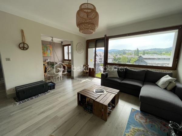 Au cœur de Cognin, à proximité immédiate des commerces, des écoles et des transports, découvrez ce bel appartement T4/5 traversant de 104 m², situé au 2ᵉ étage avec ascenseur d'une résidence sécurisée et bien entretenue.

Dès l'entrée, vous apprécierez ses beaux volumes et sa luminosité. Le double séjour s'ouvre sur un premier balcon offrant une vue dégagée, tandis que la cuisine indépendante, aménagée et équipée, bénéficie d'un second balcon avec loggia, idéal pour un espace buanderie ou de rangement.

L'espace nuit comprend :
- trois chambres, dont une belle chambre parentale avec dressing,
- une salle de bains,
- un WC indépendant,
- un hall d'entrée avec placards.

L'agencement actuel permet également de créer facilement une quatrième chambre, selon vos besoins.

Une cave électrifiée en sous-sol complète ce bien.

Les atouts:
- Appartement traversant de 104 m²
- Deux balcons
- Double séjour lumineux
- 3 chambres, dont une avec dressing
- Possibilité d'une 4ᵉ chambre
- Cuisine aménagée et équipée avec loggia
- Ascenseur
- Cave électrifiée
- Menuiseries double vitrage
- Fibre optique
- Résidence sécurisée
- Toutes les commodités accessibles à pied

Un appartement fonctionnel, offrant de beaux volumes et un fort potentiel d'aménagement, idéal pour une famille à la recherche d'un cadre de vie pratique et agréable.

Informations complémentaires
Copropriété de 16 lots
Aucune procédure en cours
Taxe foncière : 1 334 €
DPE : E / GES : E

Prix : 219 000 € (Honoraires à la charge du vendeur)