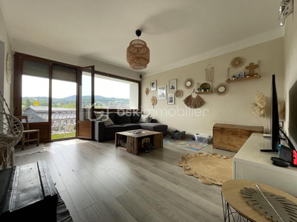 Au cœur de Cognin, à proximité immédiate des commerces, des écoles et des transports, découvrez ce bel appartement T4/5 traversant de 104 m², situé au 2ᵉ étage avec ascenseur d'une résidence sécurisée et bien entretenue.

Dès l'entrée, vous apprécierez ses beaux volumes et sa luminosité. Le double séjour s'ouvre sur un premier balcon offrant une vue dégagée, tandis que la cuisine indépendante, aménagée et équipée, bénéficie d'un second balcon avec loggia, idéal pour un espace buanderie ou de rangement.

L'espace nuit comprend :
- trois chambres, dont une belle chambre parentale avec dressing,
- une salle de bains,
- un WC indépendant,
- un hall d'entrée avec placards.

L'agencement actuel permet également de créer facilement une quatrième chambre, selon vos besoins.

Une cave électrifiée en sous-sol complète ce bien.

Les atouts:
- Appartement traversant de 104 m²
- Deux balcons
- Double séjour lumineux
- 3 chambres, dont une avec dressing
- Possibilité d'une 4ᵉ chambre
- Cuisine aménagée et équipée avec loggia
- Ascenseur
- Cave électrifiée
- Menuiseries double vitrage
- Fibre optique
- Résidence sécurisée
- Toutes les commodités accessibles à pied

Un appartement fonctionnel, offrant de beaux volumes et un fort potentiel d'aménagement, idéal pour une famille à la recherche d'un cadre de vie pratique et agréable.

Informations complémentaires
Copropriété de 16 lots
Aucune procédure en cours
Taxe foncière : 1 334 €
DPE : E / GES : E

Prix : 219 000 € (Honoraires à la charge du vendeur)