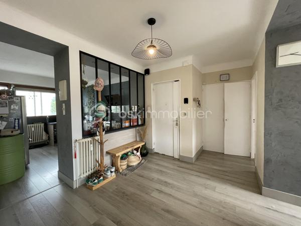 Au cœur de Cognin, à proximité immédiate des commerces, des écoles et des transports, découvrez ce bel appartement T4/5 traversant de 104 m², situé au 2ᵉ étage avec ascenseur d'une résidence sécurisée et bien entretenue.

Dès l'entrée, vous apprécierez ses beaux volumes et sa luminosité. Le double séjour s'ouvre sur un premier balcon offrant une vue dégagée, tandis que la cuisine indépendante, aménagée et équipée, bénéficie d'un second balcon avec loggia, idéal pour un espace buanderie ou de rangement.

L'espace nuit comprend :
- trois chambres, dont une belle chambre parentale avec dressing,
- une salle de bains,
- un WC indépendant,
- un hall d'entrée avec placards.

L'agencement actuel permet également de créer facilement une quatrième chambre, selon vos besoins.

Une cave électrifiée en sous-sol complète ce bien.

Les atouts:
- Appartement traversant de 104 m²
- Deux balcons
- Double séjour lumineux
- 3 chambres, dont une avec dressing
- Possibilité d'une 4ᵉ chambre
- Cuisine aménagée et équipée avec loggia
- Ascenseur
- Cave électrifiée
- Menuiseries double vitrage
- Fibre optique
- Résidence sécurisée
- Toutes les commodités accessibles à pied

Un appartement fonctionnel, offrant de beaux volumes et un fort potentiel d'aménagement, idéal pour une famille à la recherche d'un cadre de vie pratique et agréable.

Informations complémentaires
Copropriété de 16 lots
Aucune procédure en cours
Taxe foncière : 1 334 €
DPE : E / GES : E

Prix : 219 000 € (Honoraires à la charge du vendeur)