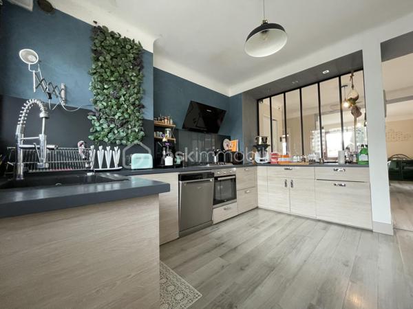 Au cœur de Cognin, à proximité immédiate des commerces, des écoles et des transports, découvrez ce bel appartement T4/5 traversant de 104 m², situé au 2ᵉ étage avec ascenseur d'une résidence sécurisée et bien entretenue.

Dès l'entrée, vous apprécierez ses beaux volumes et sa luminosité. Le double séjour s'ouvre sur un premier balcon offrant une vue dégagée, tandis que la cuisine indépendante, aménagée et équipée, bénéficie d'un second balcon avec loggia, idéal pour un espace buanderie ou de rangement.

L'espace nuit comprend :
- trois chambres, dont une belle chambre parentale avec dressing,
- une salle de bains,
- un WC indépendant,
- un hall d'entrée avec placards.

L'agencement actuel permet également de créer facilement une quatrième chambre, selon vos besoins.

Une cave électrifiée en sous-sol complète ce bien.

Les atouts:
- Appartement traversant de 104 m²
- Deux balcons
- Double séjour lumineux
- 3 chambres, dont une avec dressing
- Possibilité d'une 4ᵉ chambre
- Cuisine aménagée et équipée avec loggia
- Ascenseur
- Cave électrifiée
- Menuiseries double vitrage
- Fibre optique
- Résidence sécurisée
- Toutes les commodités accessibles à pied

Un appartement fonctionnel, offrant de beaux volumes et un fort potentiel d'aménagement, idéal pour une famille à la recherche d'un cadre de vie pratique et agréable.

Informations complémentaires
Copropriété de 16 lots
Aucune procédure en cours
Taxe foncière : 1 334 €
DPE : E / GES : E

Prix : 219 000 € (Honoraires à la charge du vendeur)