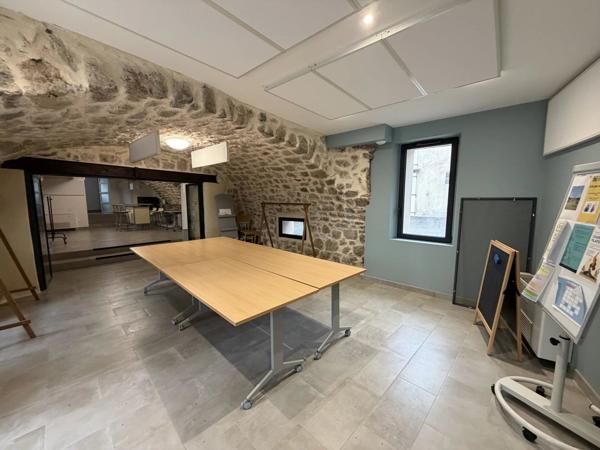 Location Local commercial 2 pièces 52 m2 à Les Rives